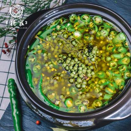 德庄 青一色火锅底料 300g 爱要有温度 火锅要有辣度 火辣山城 麻辣鲜香 Qimiao 德庄 青一色火锅底料 300g 爱要有温度 火锅要有辣度 火辣山城 麻辣鲜香 Qimiao