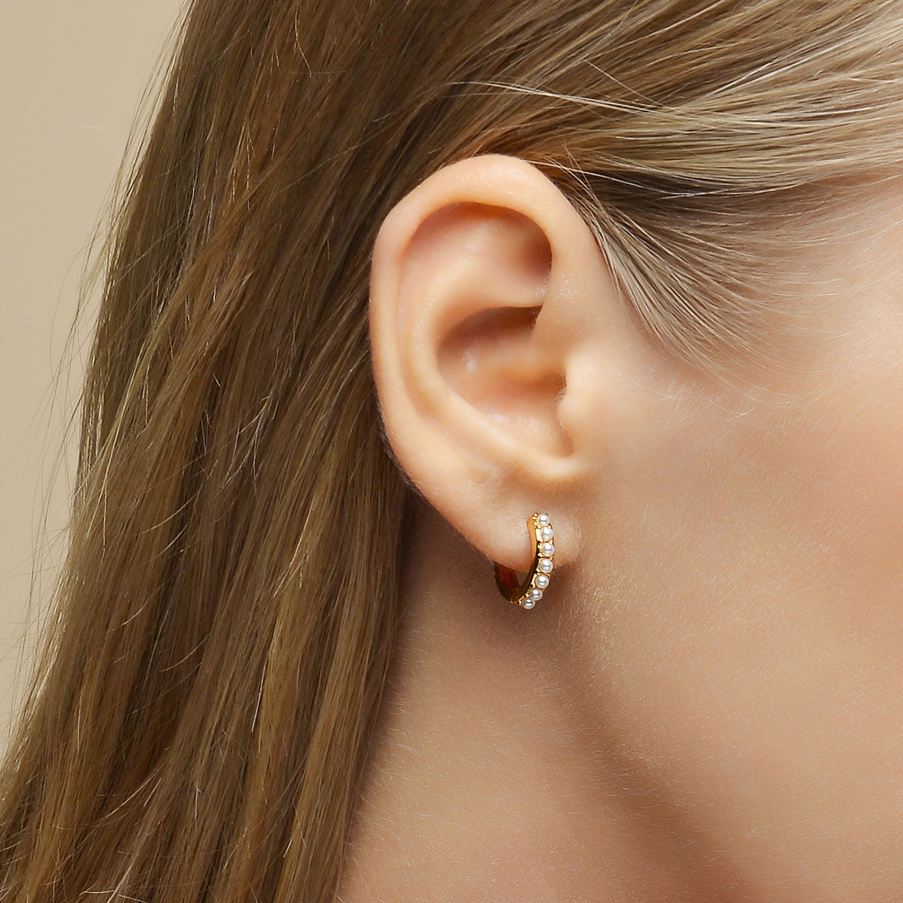QM – 18K Gold Plated Brass Hoop Earrings With Peal Dainty Huggie Earrings